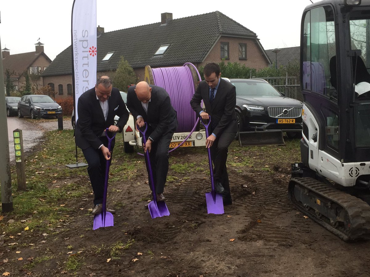 DatisOss's tweet photo. Feestelijke start aanleg glasvezel in Geffen, Vinkel, nuland en Kruisstraat!👍👊 #Efiber #Spitters @gemeenteoss @shertogenbosch @dorpsraadgeffen https://t.co/qgz3gAzQv2