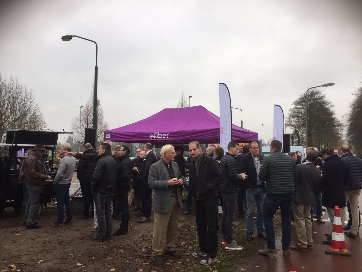 DatisOss's tweet photo. Feestelijke start aanleg glasvezel in Geffen, Vinkel, nuland en Kruisstraat!👍👊 #Efiber #Spitters @gemeenteoss @shertogenbosch @dorpsraadgeffen https://t.co/qgz3gAzQv2