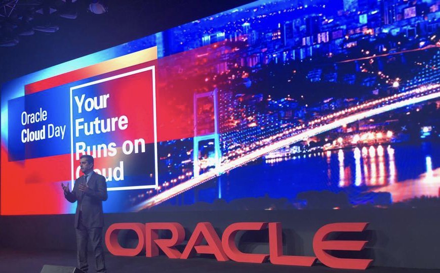 epnxt's tweet photo. Oracle MEA Bölgesi Başkan Yardımcısı AbdulRahman Al Thehaiban Oracle Cloud Day'de #yapayzeka #makineöğrenimi #blockchain teknolojilerinin iş yapış şekillerine etkilerini ve veritabanının geleceğini anlattı. @adossary #oraclecloudday #oraclebulut @OracleTR @fatih_sari https://t.co/NPHFylu82a