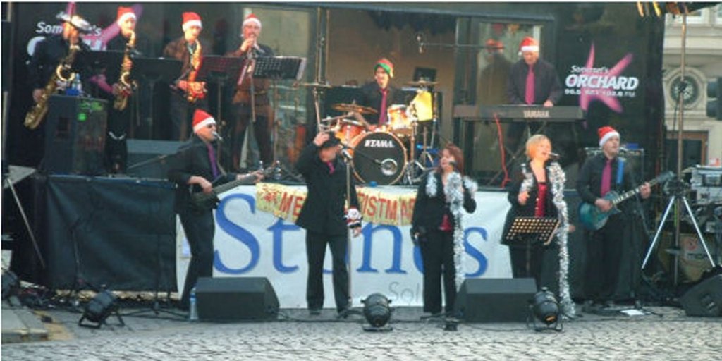Groove_alicious's tweet photo. #tbt @groove_alicious playing  in #Taunton Town Centre back in December 2005 for the start of Christmas shopping. It was #Freezing #cold

#christmas #somerset #livemusic #feelingfestive #liveband https://t.co/exCVLj4BzG