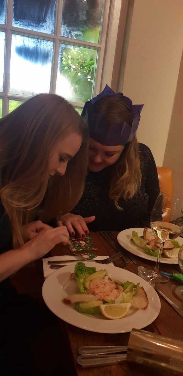 AnDY_Res_Clin's tweet image. What a great evening with the lovely @AnDY_Res_Clin team- thanks so much to @ChessellChloe @KtBrownie17 and Alice for organising us so brilliantly #Earlychristmas #Puzzling #ProseccoPong