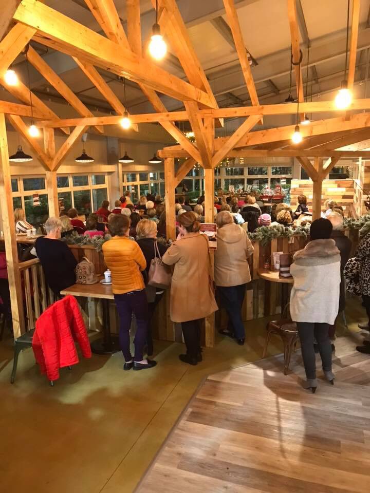Fantastic crowd at last night’s fundraiser for Sharon! Thank you to everyone who came along. Thank you to Syra and Conor for them demonstrations! What an amazing night 💙 #FernhillGardenCentre #SavouryFareAthlone #FernhillFlowers #Fundraiser #FlowerDemo #FoodDemo