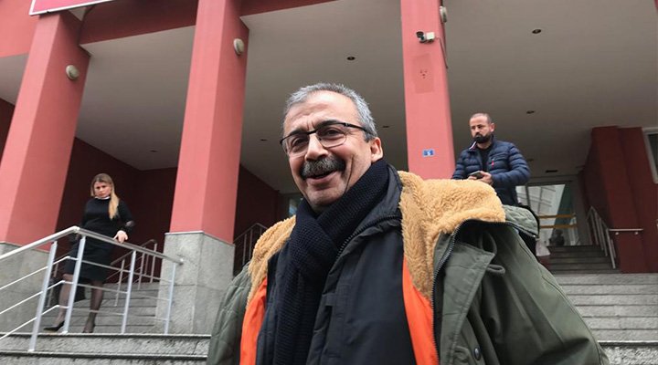 BirGun_Gazetesi's tweet photo. 3 yıl 6 ay hapis cezasını onanan eski HDP Ankara Milletvekili Sırrı Süreyya Önder, cezaevine teslim oldu
https://t.co/b20E58thVA https://t.co/2U9ugZRxuT