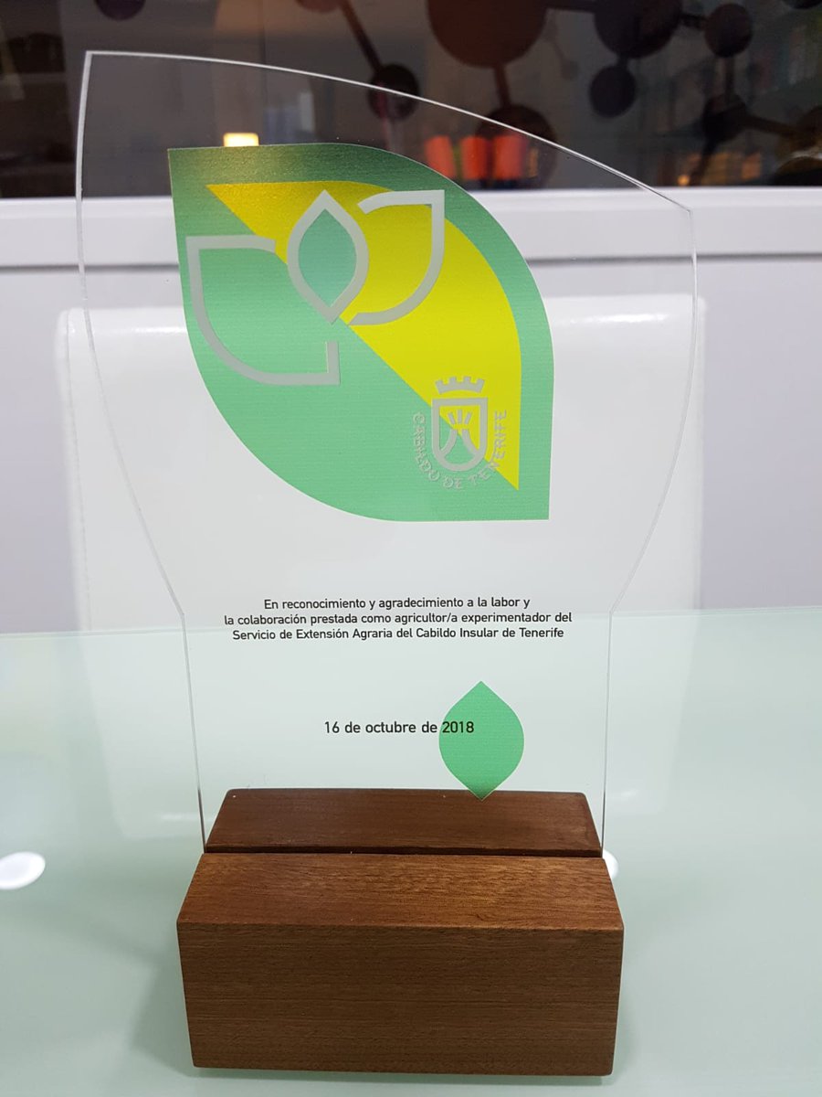 ViversBorda's tweet photo. Reconocimiento a nuestro buen amigo en Tenerife, por su labor y esfuerzo. Gracias por confiar en nosotros , en nuestros productos y en nuestro "know how agrícola". https://t.co/FQvtVe1THo