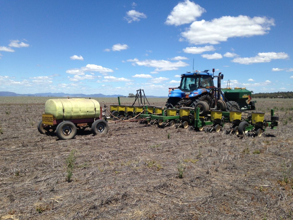 MilridgeFarming's tweet photo. Single skip Sorghum going in on marginal moisture #hedgingyourbets https://t.co/hifT9WvXN3