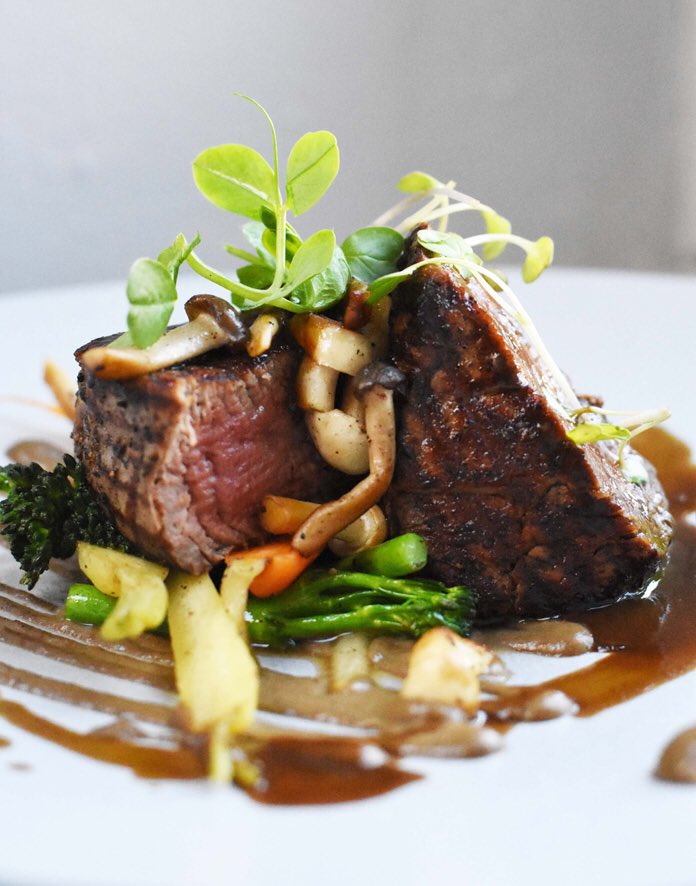 GlamFoodieZA's tweet photo. Celebrate the best season of the year with some delicious new tastes at @CatharinasR ,signature eatery at @SteenbergWines. Executive Chef Kerry Kilpin has taken over the reins in the kitchen & added her personal touch to a host of exciting new light summer dishes. #LiveSteenberg https://t.co/0sZpOyajRt