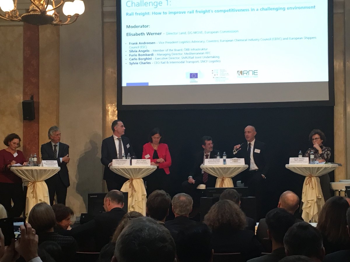 GaelleVanT's tweet photo. @RailNetEurope #RailFreightDay #RFD2018 Intervention of @carlusbo of @Shift2Rail_JU instisting on #decabornisation via tech initiative + financial solutions for IT incentives : digital solutions can solve language issues as well as data exchanges
#RailFreightForward #30by2030 https://t.co/deTPeB2KYa