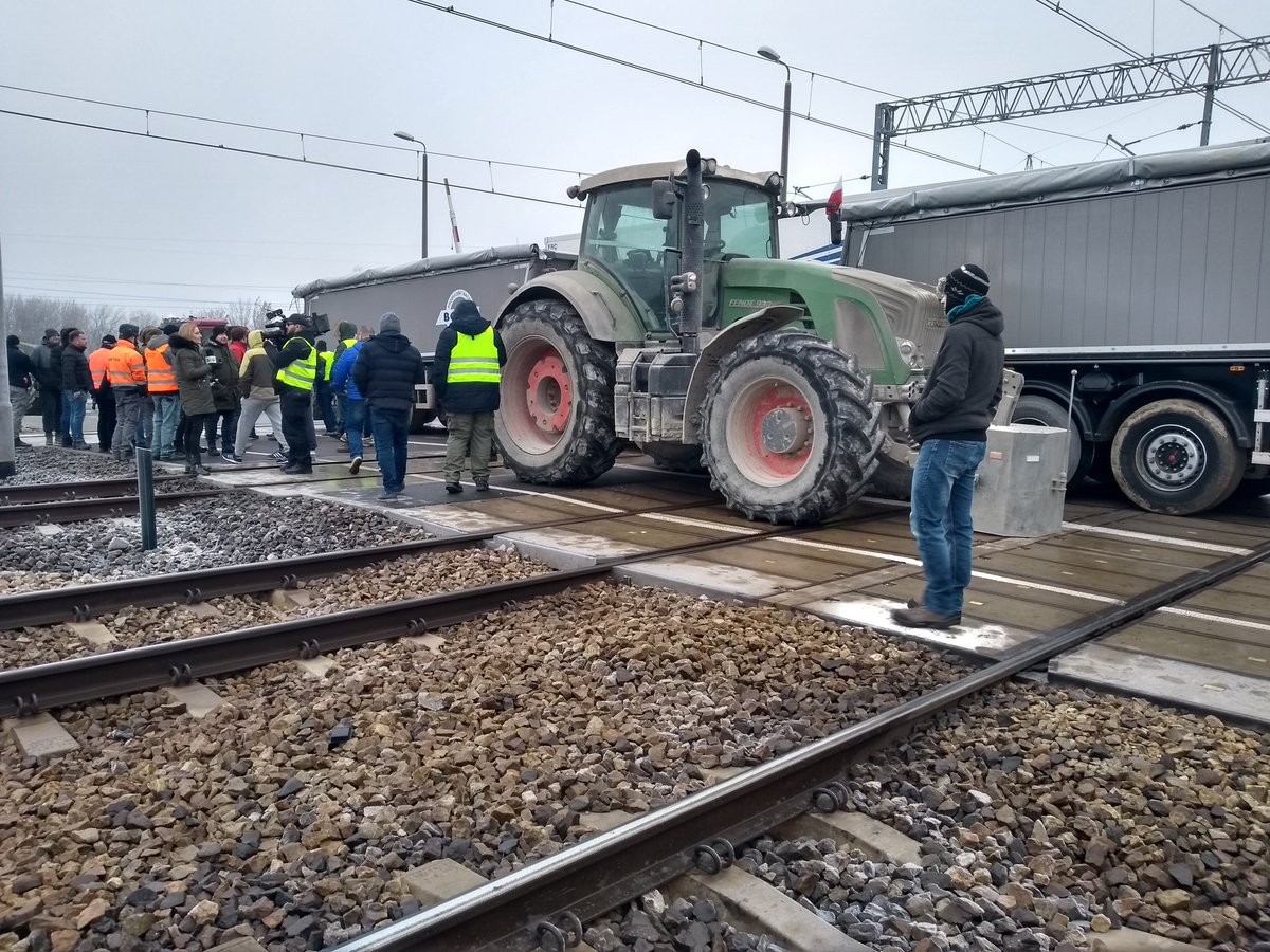 horwatk's tweet image. Przejazd przy stacji Parzniew pod Pruszkowem zablokowany. Podwykonawcy #Astaldi domagają się zapłaty od @PKP_PLK_SA 
@TOKFM_NEWS