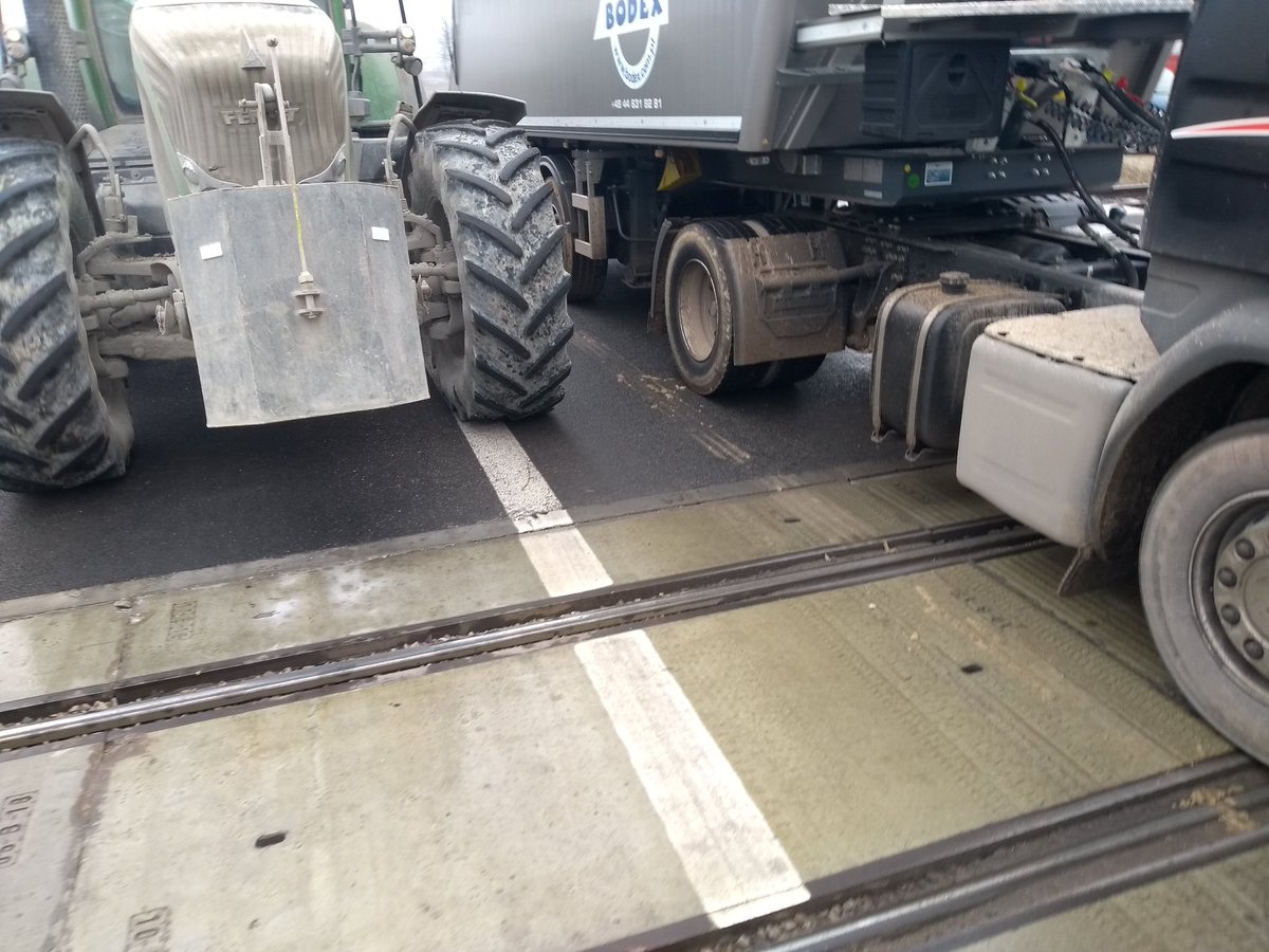 horwatk's tweet image. Przejazd przy stacji Parzniew pod Pruszkowem zablokowany. Podwykonawcy #Astaldi domagają się zapłaty od @PKP_PLK_SA 
@TOKFM_NEWS