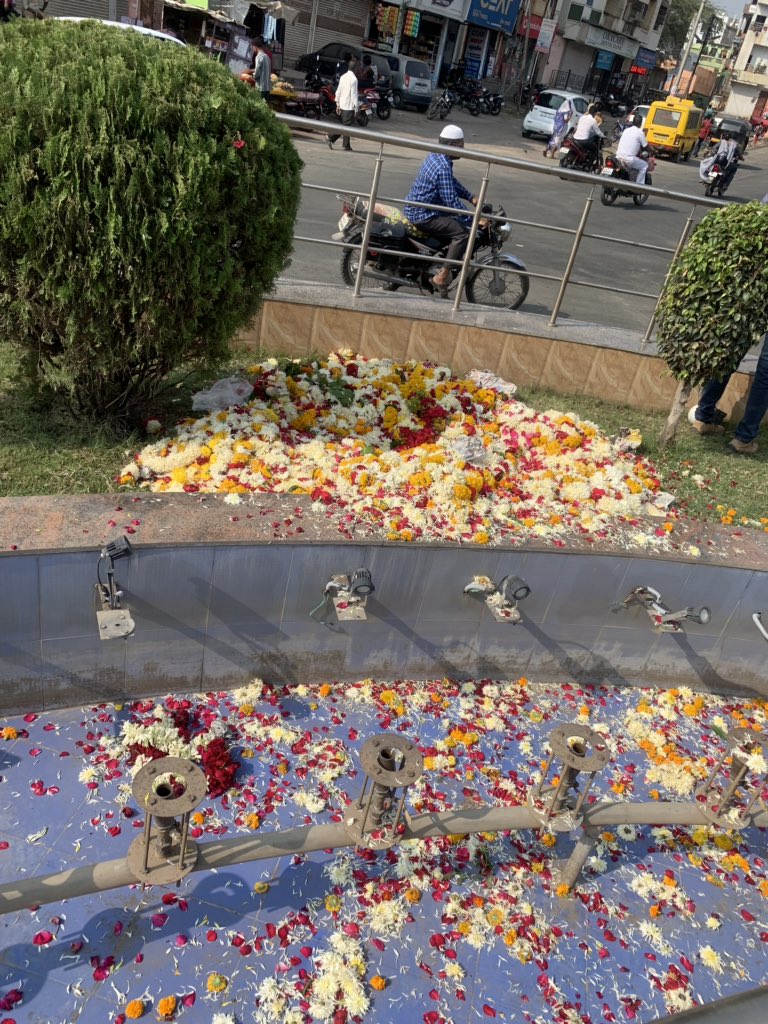 abhijeethonwad1's tweet photo. Two situations
One with flowers and one of books
You decide
.
#ThanksDrAmbedkar #DrBabasahebAmbedkar #एक_वही_एक_पेन #onebookonepen
#real_tribute_to_him
#महापरिनिर्वाणदिन #MahaparinirvanDiwas https://t.co/88AzNZuLdb
