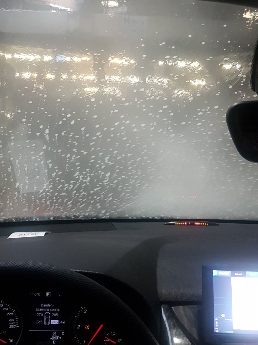 WA_Maassluis's tweet photo. Ook met dit weer moet de nieuwe auto er netjes uit zien. Zeker nadat je door de modder ben gereden! Even door de wasstraat dan maar. #weerschoon https://t.co/URAExcDKHq