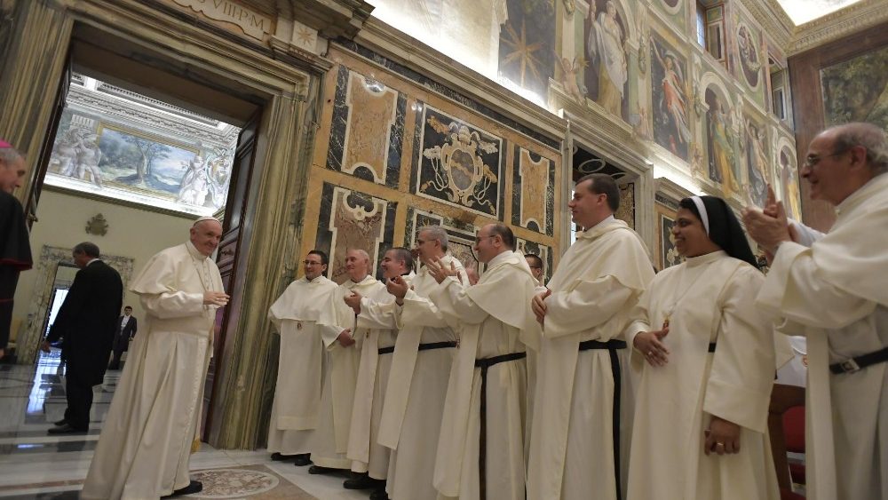 vaticannews_it's tweet photo. #PapaFrancesco ai #Mercedari: vicini ai “cristiani intrappolati” in cose mondane e agli scartati - Vatican News https://t.co/YVxxTrqCUg https://t.co/J3CWmAthQp