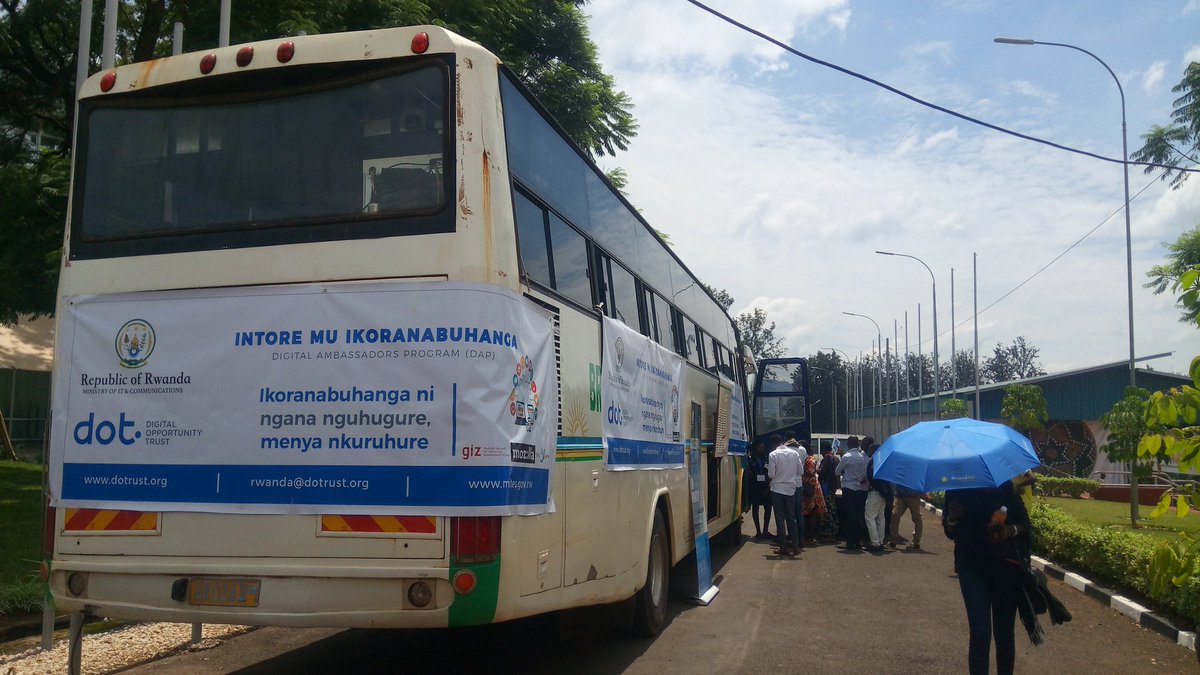 Muzungu4's tweet image. This ICT bus connected to the internet &amp;amp; equipped with computers is here to train &amp;amp; boost capacity of job seekers on how to apply for online job positions available. They are being facilitated by @DOTRwanda's #DigitalAmbassadors #KigaliJobFair @DigitalOppTrust @kagire