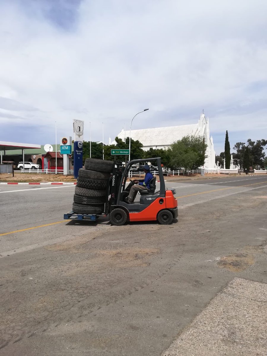 Hiwaybande's tweet photo. Die trokbande word vir ons aangery. Die bande gaan afgetrek word en nuwe versolings word opgesit. #hiwaybande #onshetjoubande #wehaveyourtyres #ladismith #oudtshoorn #albertinia #vishoek #riversdal #heidelberg #swellendam https://t.co/TM5kNUZmvz