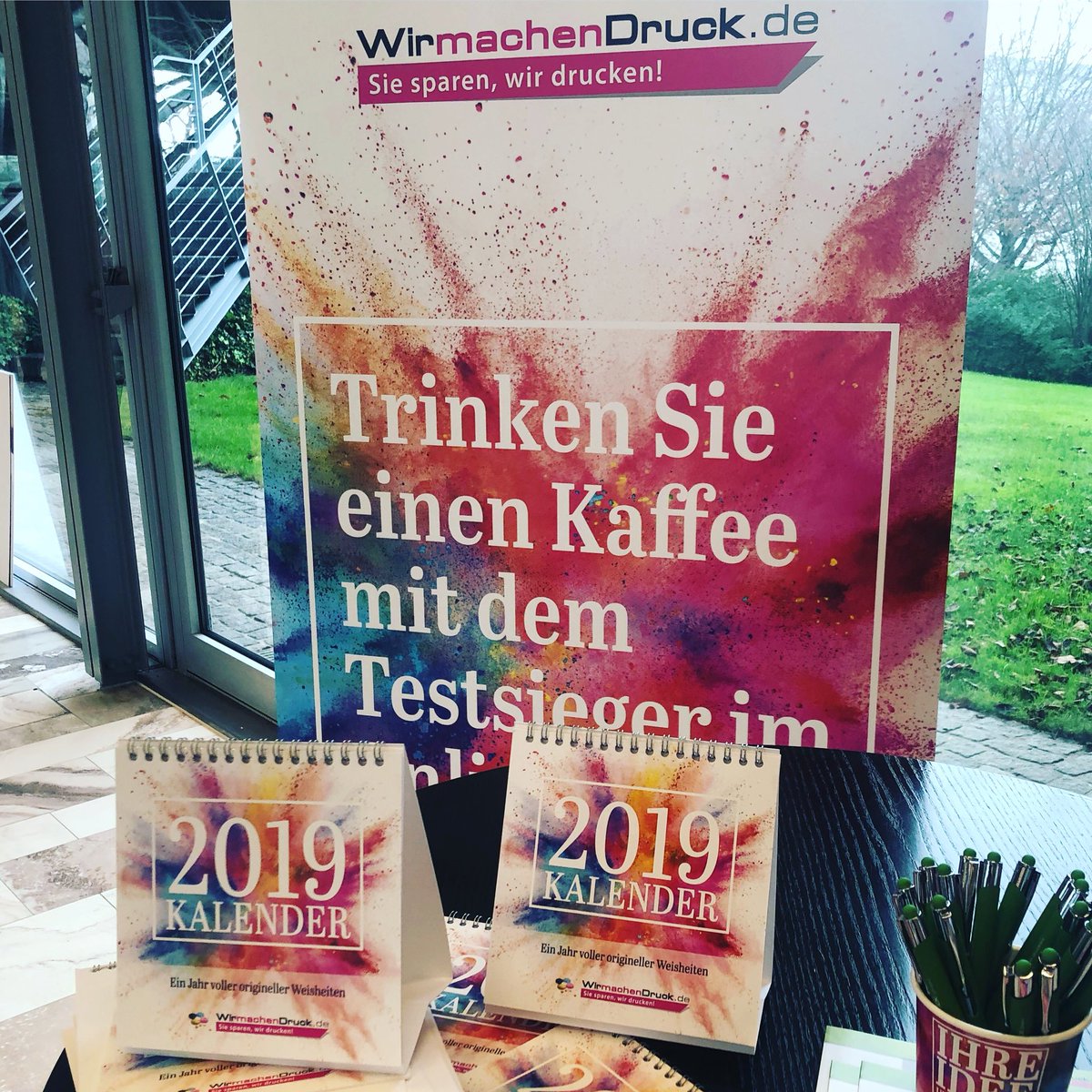 _WIRmachenDRUCK's tweet photo. Kalender, Kugelschreiber und Co stehen für Euch auf dem #dmt2018 bereit. Bei einer Tasse Kaffee beraten wir Euch gerne über unsere vielfältigen Druckprodukte. #marketing_getting_smarter #DMT18 https://t.co/ThzUtB9W2f