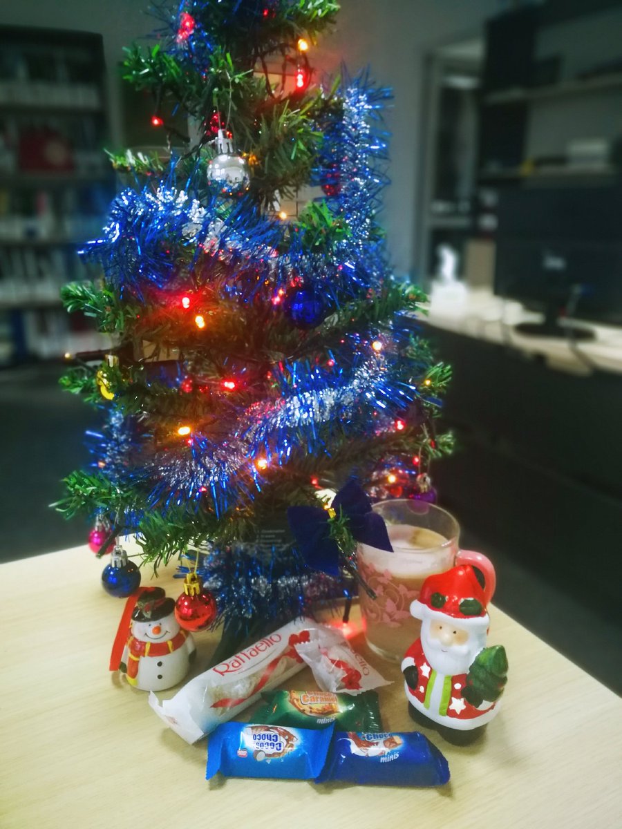 Samdamgifts's tweet photo. Mos Nicolae ne-a vizitat si pe noi la birou. 🍬 Drept urmare, am decis ca e momentul sa impodobim bradul si sa asteptam entuziasmati Craciunul. 🎅 🌟#mosnicolae #cadouri #dulciuri #brad #christmastree #christmasiscoming #sarbatori #magiacraciunului #christmas #work #labirou https://t.co/GYHimwuJE6