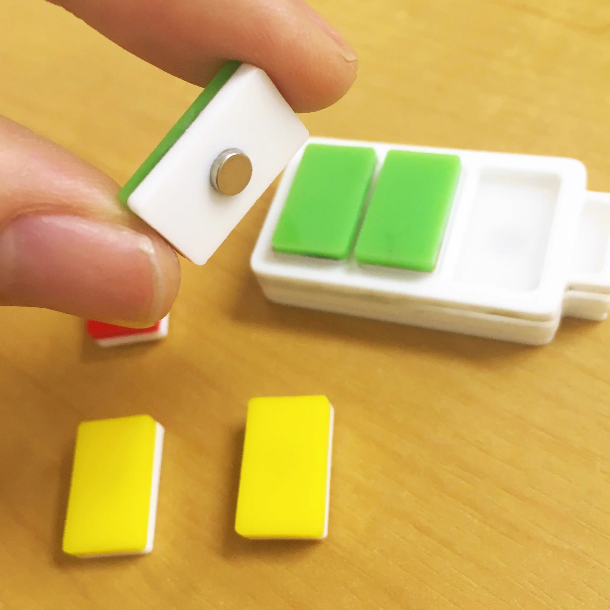 体調をさりげなくアピールするブローチ！！満タンの時も電池切れの時もｗｗｗ