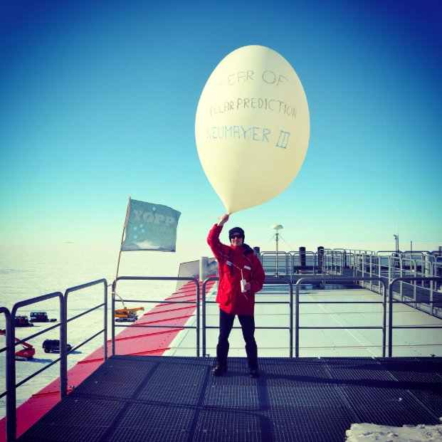 WMO's tweet image. A 3 month special observing campaign in #Antarctic is now on as part of Year of #PolarPrediction drive to improve forecasts and support environmental safety. Weather  balloon launch from @AWI_Media Neumayer III station. Photo Konstantin Krueger.  bit.ly/2BcjR91