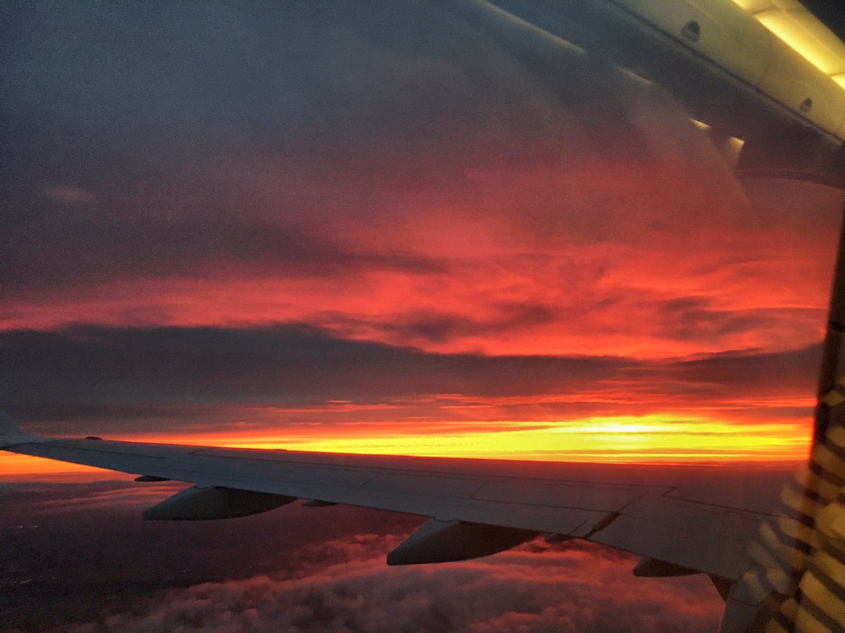 AngelikaHTCG's tweet image. #Sunrise leaving #BirminghamAirport on #Flybe this morning! ✈️ @BBCMidsWeather @StormHour