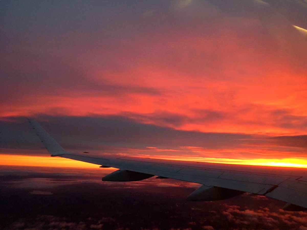 AngelikaHTCG's tweet image. #Sunrise leaving #BirminghamAirport on #Flybe this morning! ✈️ @BBCMidsWeather @StormHour