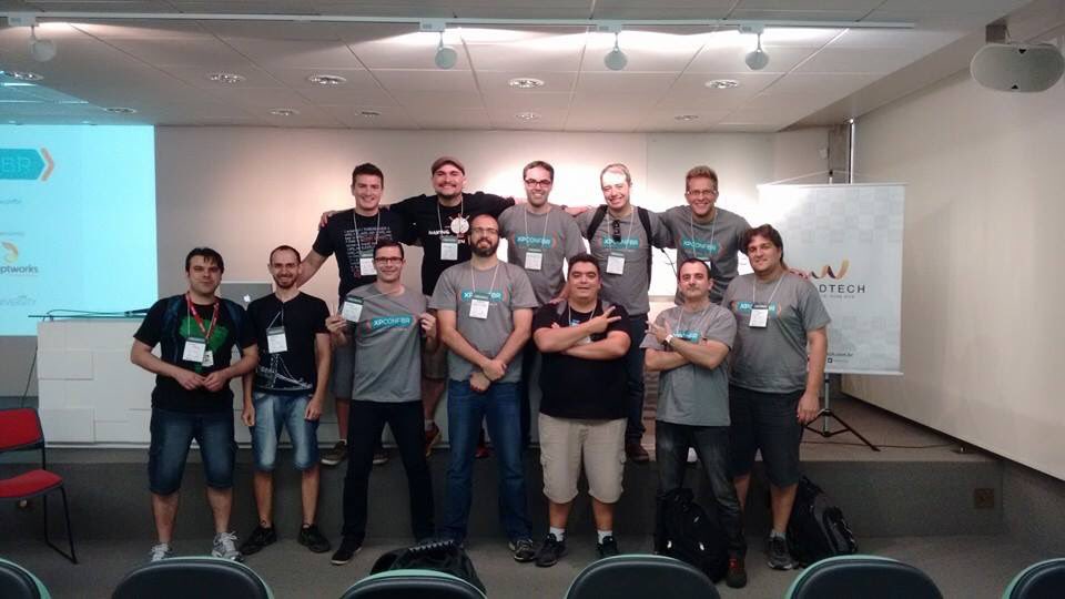 XPConfBR's tweet photo. Essa foi a foto de encerramento da edição de 2014, com a galera que ajudou a fazer acontecer. 

Em 2019 também teremos #XPConfBR. Quer saber da novidade primeiro? Manda um comentário aí e chama quem precisa saber disso. https://t.co/i5ggjdJZqt