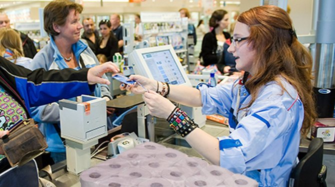 Caissières bevestigen: ‘Als jij wc-papier afrekent zien wij je poepend voor ons’ speld.nl/?p=89181