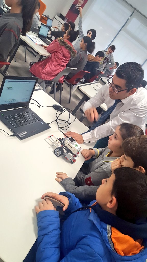 konyaalti_bk's tweet image. 3-9 Aralık Hour of Code(Kodlama Saati)kapsamında Hasan Fatma Çavlı Ortaokulunu kampüsümüzde misafir ettik.Kodlama dersinde Lego Mindstrom EV3 setlerini kullanarak 5.sınıf öğrencilerimizle birlikte robotlarını oluşturarak kodladılar. #BKCoding #BahçeşehirKodluyor
