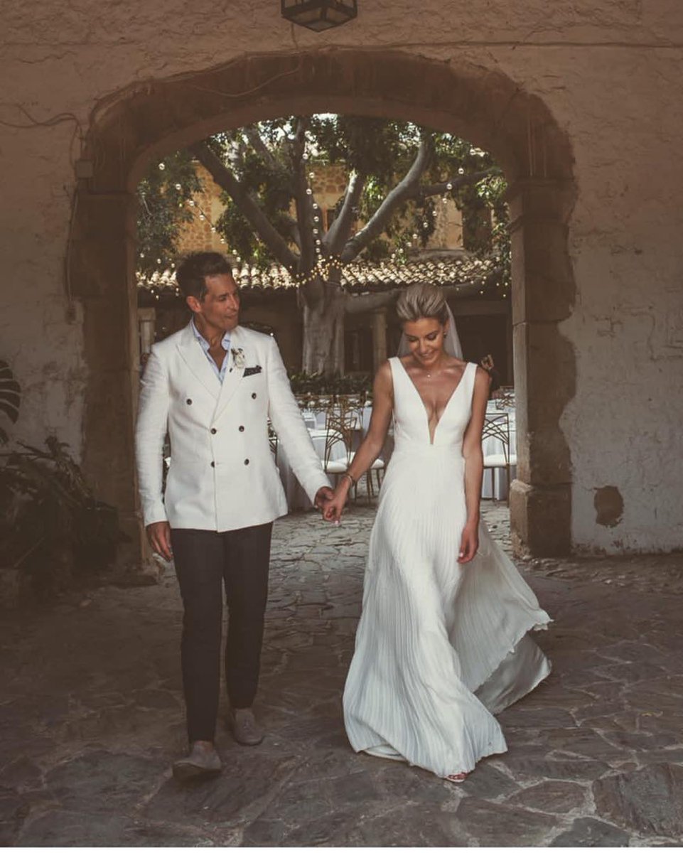 suzanneneville's tweet photo. Our gorgeous bride Kate wearing her Suzanne Neville dress 'Elena' 💛.
Photographer: https://t.co/DEDA5V72Xt  #SN2018 #suzanneneville https://t.co/Gw21i9vsn3
