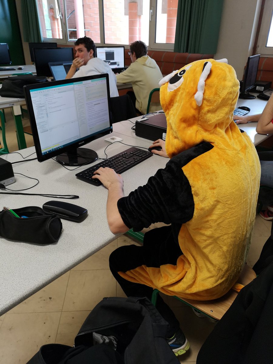 jmbruel's tweet photo. [fr] Avant même le début de la #nuitinfo, certzins de nos @iutblagnac #info sont déjà prêts ! #NotAnotherName https://t.co/uCpLU9na08
