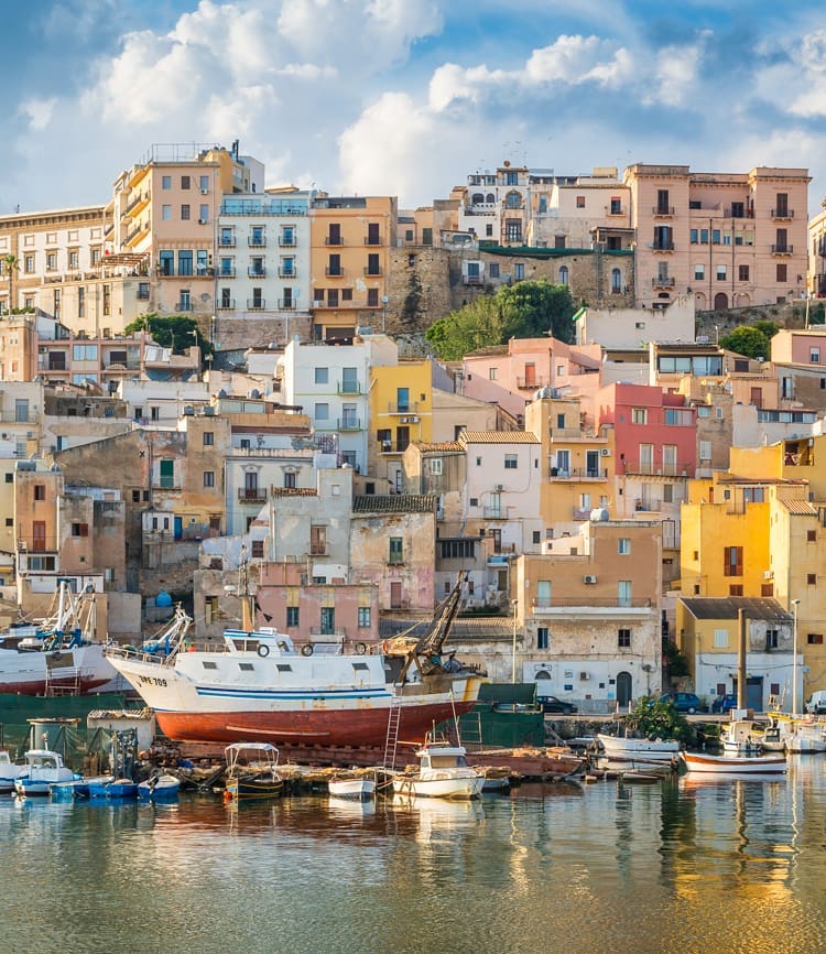 Sciacca is the ideal place to enjoy the Sicilian lore. Let's explore the town of coral 👉 visitsicily.info/en/sciacca #IlikeItaly #Italy #Sicily #travel @VisitSicilyOP @visiteurope 📷 IG stevaleri