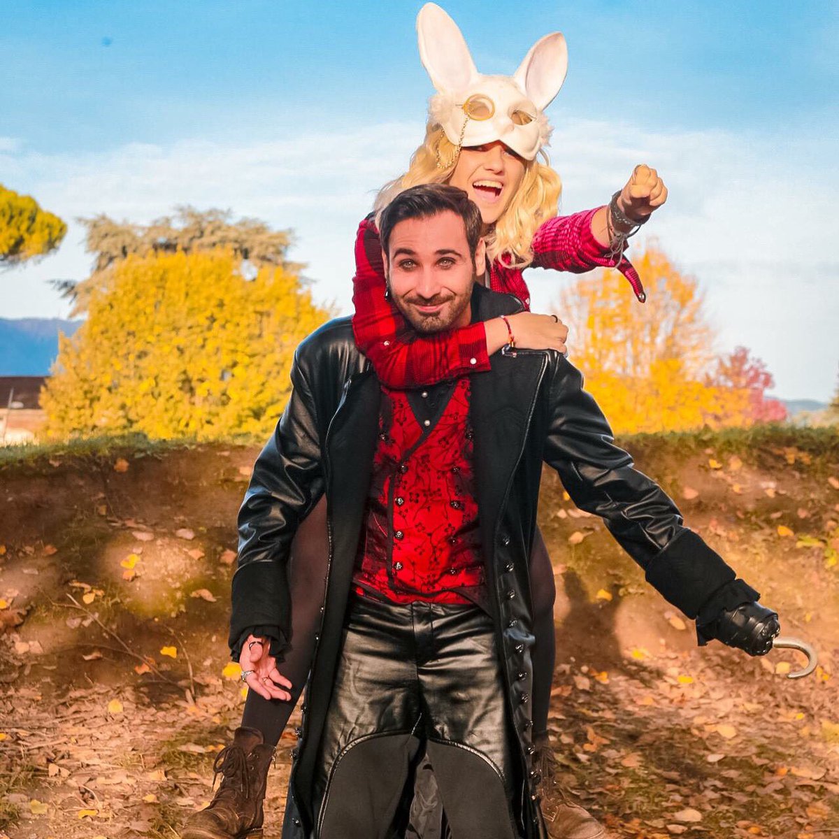 OUATCosplayIta's tweet photo. Family pic ❤️
#captainhook #killianjones #captainhookcosplay  #hookonceuponatime #onceuponatime #onceuponatimeitalia #onceuponatimecosplay #onceuponatimecosplayitalia #ouat #ouatcosplay #cosplay #cosplayer #cosplayitalia #aliceinwonderland  #aliceinwonderlandcosplay #tillycosplay https://t.co/37lJ5tqN1b