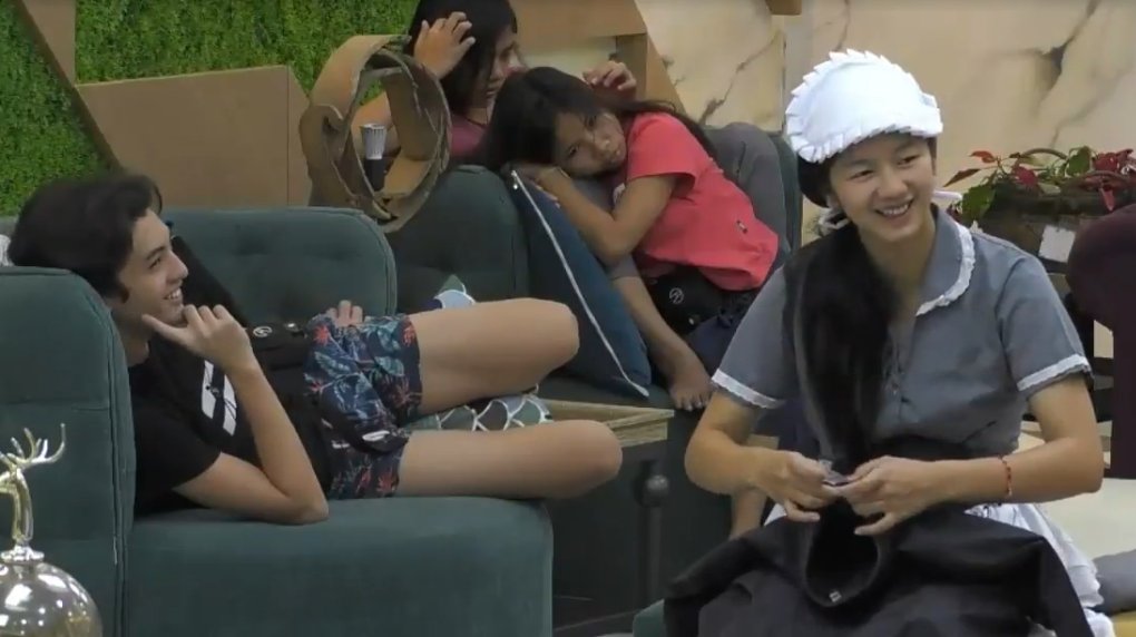 RiAhTwo's tweet photo. Dahil buffer nang buffer yung LS feed kanina, hindi ko nakita 'to.

Gusto na palang tsinelasin ni Kaori si Seth.😂Ano na naman kayang kalokohan ang pinagsasabi ni Seth? Tapos nung tumayo pa si Kaori, pinagpag niya yung damit kay Seth. Hahaha! Ang saya talaga nila panoorin. https://t.co/hNHdvtogib