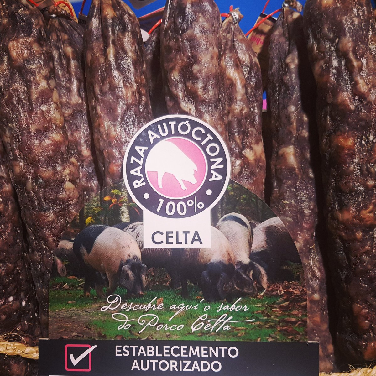 patacelta's tweet photo. Qué os parece nuestro bosque de #salchichón 🐖🐖? Si os acercáis a la #FeriaAutónomos #Galicia en #Coruña podréis descubrir lo bieeen que huele 🐽! #hastaluegomaricarmen 👋
#porcocelta #cerdocelta #slowfood #slowpork @asoporcel @slowcompostela @galiciamaxica @galicia_paraiso https://t.co/QF7A6hCdgu