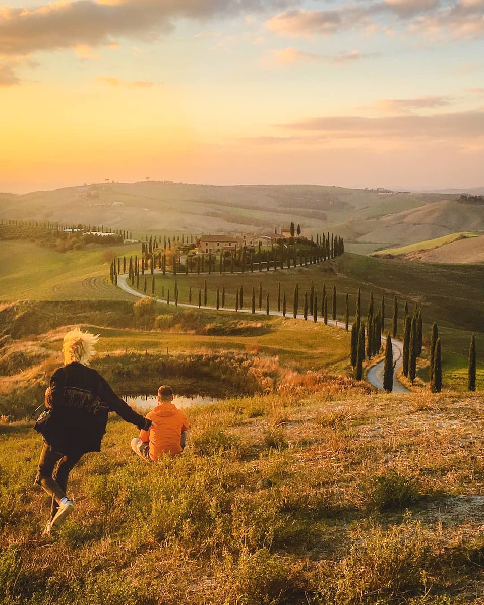 The glow of the sky, the sounds of nature, a handful of builidngs dotting the hills... the Crete Senesi in #Tuscany will never stop blowing us away! #IlikeItaly #Italy #travel @Terredisiena @VisitTuscany @visiteurope 📷 IG zyciepopracy