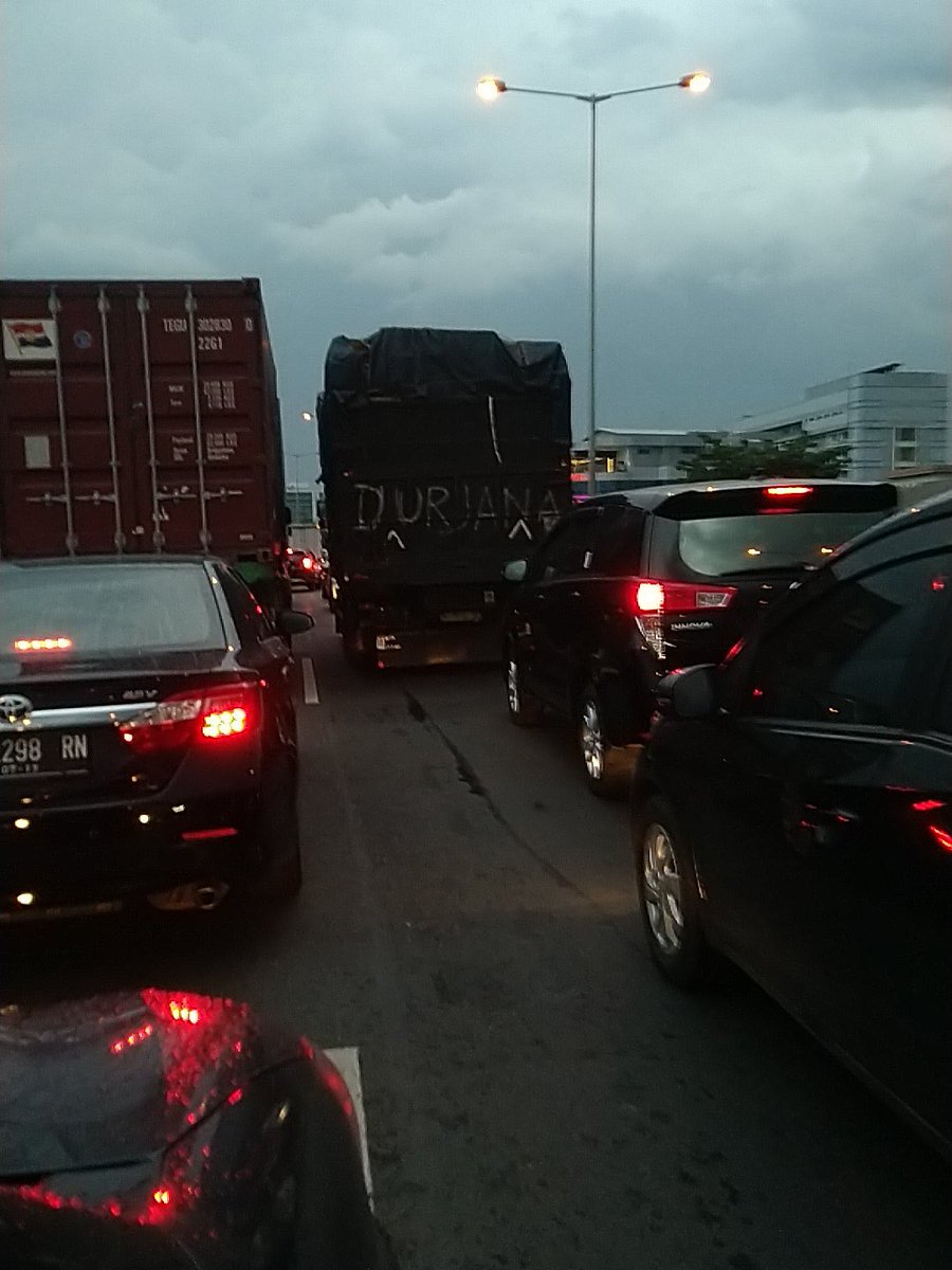 Tol wiyono macet parah <a href="/TMCPoldaMetro/">TMC Polda Metro Jaya</a>  tolong dicek pak sudah 1.5 jam begini