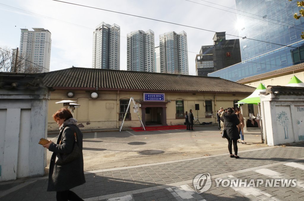 JaeyeonWoo's tweet photo. #YongsanGarrison partly opens to S. Koreans for the first time in 114 years as the much-delayed relocation plan for the U.S. military makes progress https://t.co/gtBKr1JBKn #용산미군기지 #용산공원갤러리 #Yongsan #dragonhill https://t.co/qfAFyYdzS1