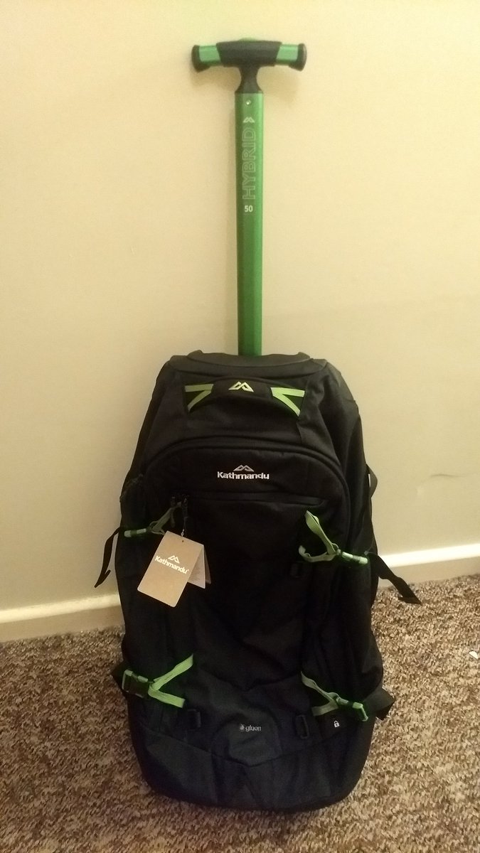 kei_program's tweet photo. ニュージーランド発祥のアウトドアブランド「Kathmandu」にてキャリーとバックパックが一体になったカバンがセールになってたので即購入！

ヨーロッパとか石畳多いところでは背負えるし今後の活躍に超期待！

ちなみに250ドル（約2万）〜🏋️ https://t.co/xbPv2fJA6y