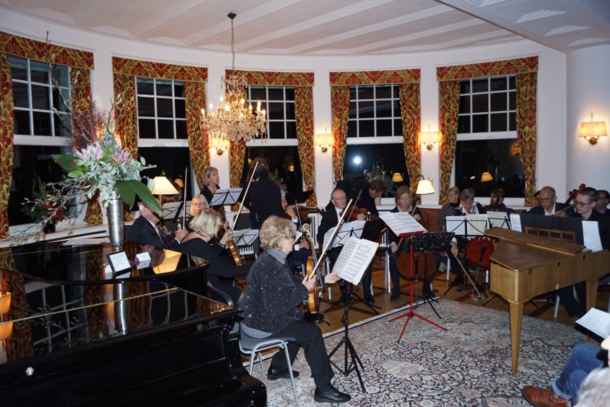 klinikamelung's tweet photo. Selten waren so viele Musiker in unserer Klinik: Am 26.11.2018 spielten 15 Musiker des Ensembles der Musikschule Schwalbach ein #Konzert mit einem umfassendem Programm für uns. Hier ein kleiner Eindruck von dem wunderbaren Abend. Mehr erfahren Sie unter: https://t.co/6pfKoZmNgd https://t.co/uAhdaqRuge