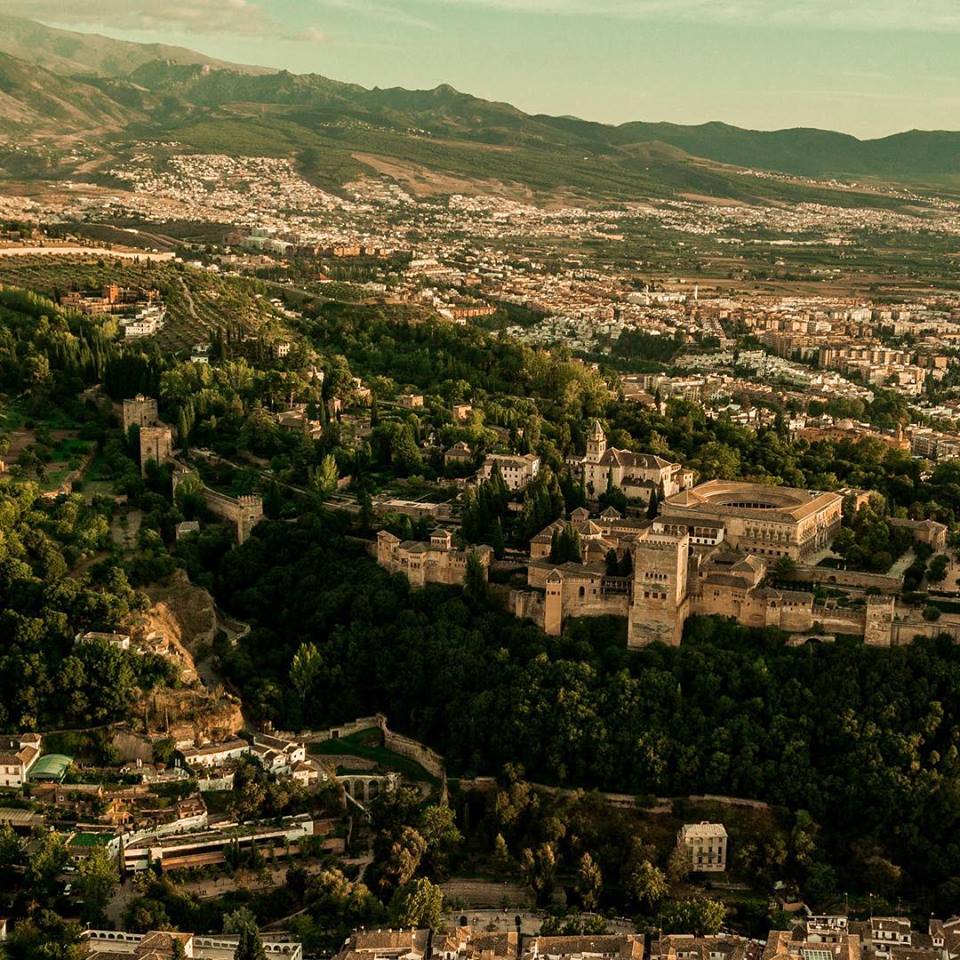 PlanesGranada's tweet photo. La Alhambra desde las alturas.. Fotos de https://t.co/yHJ2BR2hoo #PlanesGranada https://t.co/bNRsNvl1D9