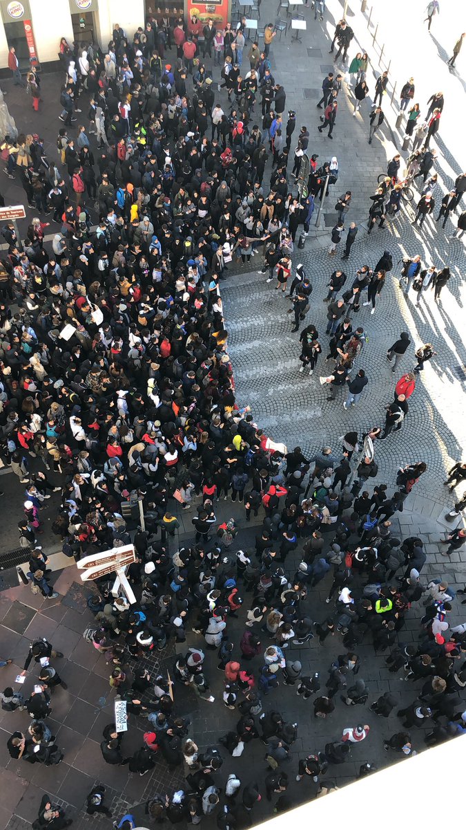 Протесты школьников и студентов в Марселе 