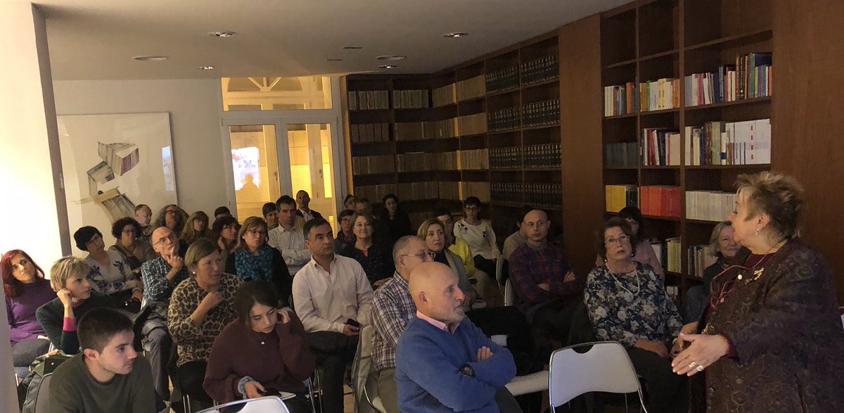 VicentJM's tweet photo. La catedrática de Botánica de la @UV_EG habla de los líquenes y de su papel como biomarcadores del deterioiro ambiental https://t.co/KyndzKe6BL https://t.co/7MwQFUgyTG
