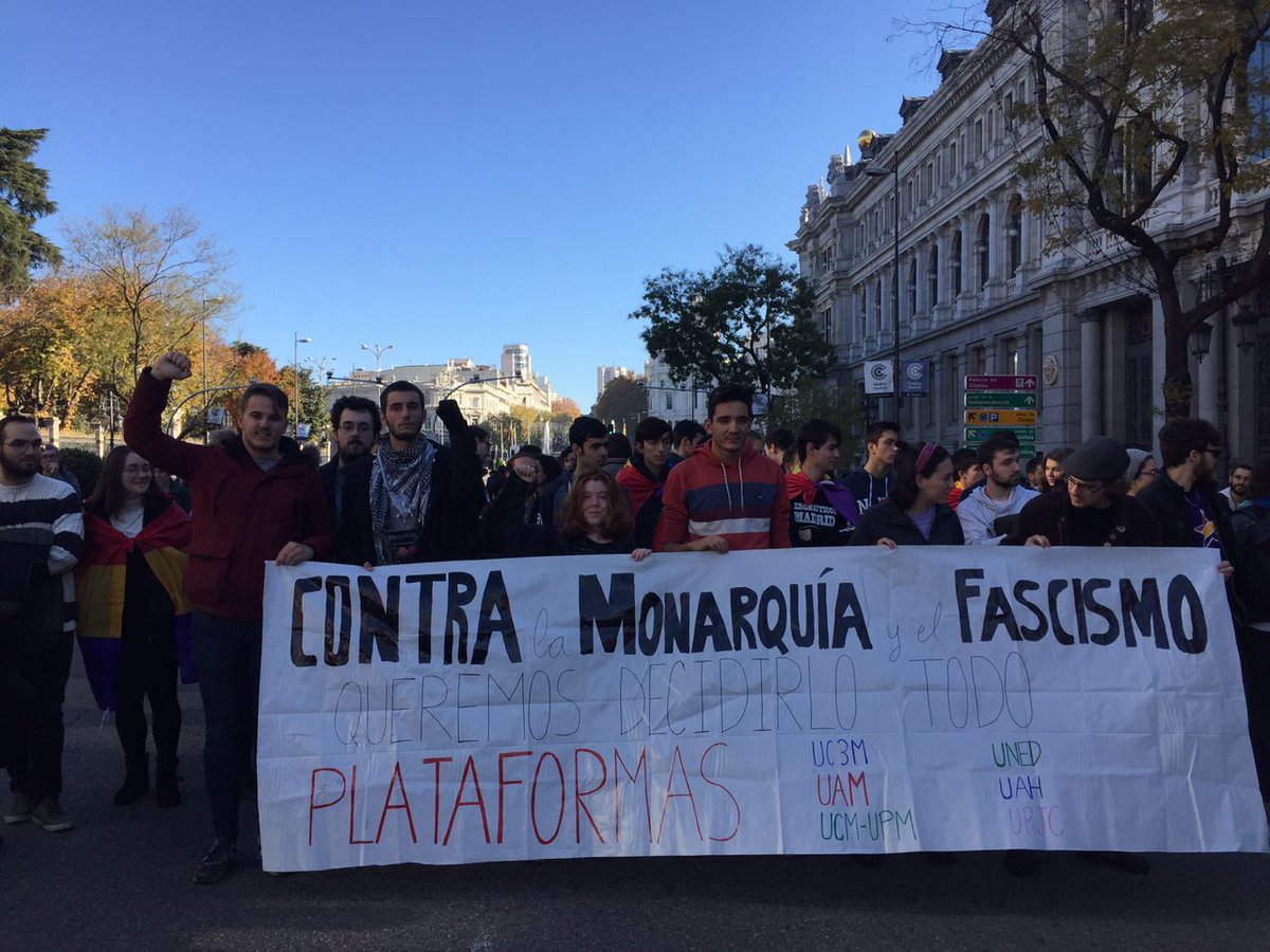 ForaCatBorbo's tweet photo. Un saludo a los y las compañeras de las plataformas de #ReferendumUni de Madrid que participan hoy #6D en la 📢 manifestación contra el #40AñosdeConstitución la #Monarquia  y el ascenso de #Vox 
No hay nada que celebrar! Todo por luchar! ✊ https://t.co/u5097DTAjY