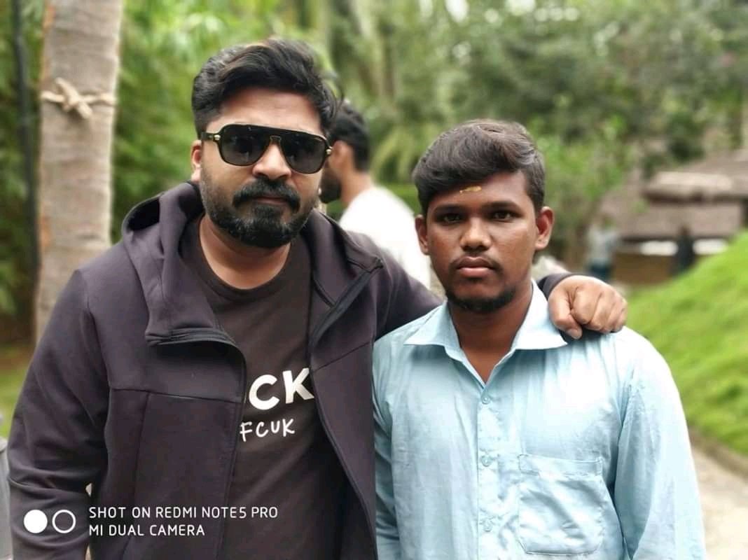 STRArmy_Offl's tweet photo. Stylish Thalaivan #STR With His Fan #VRVTeaser
Watch 👉 https://t.co/xmNUeXj4Ka https://t.co/y2LQoo7LGL