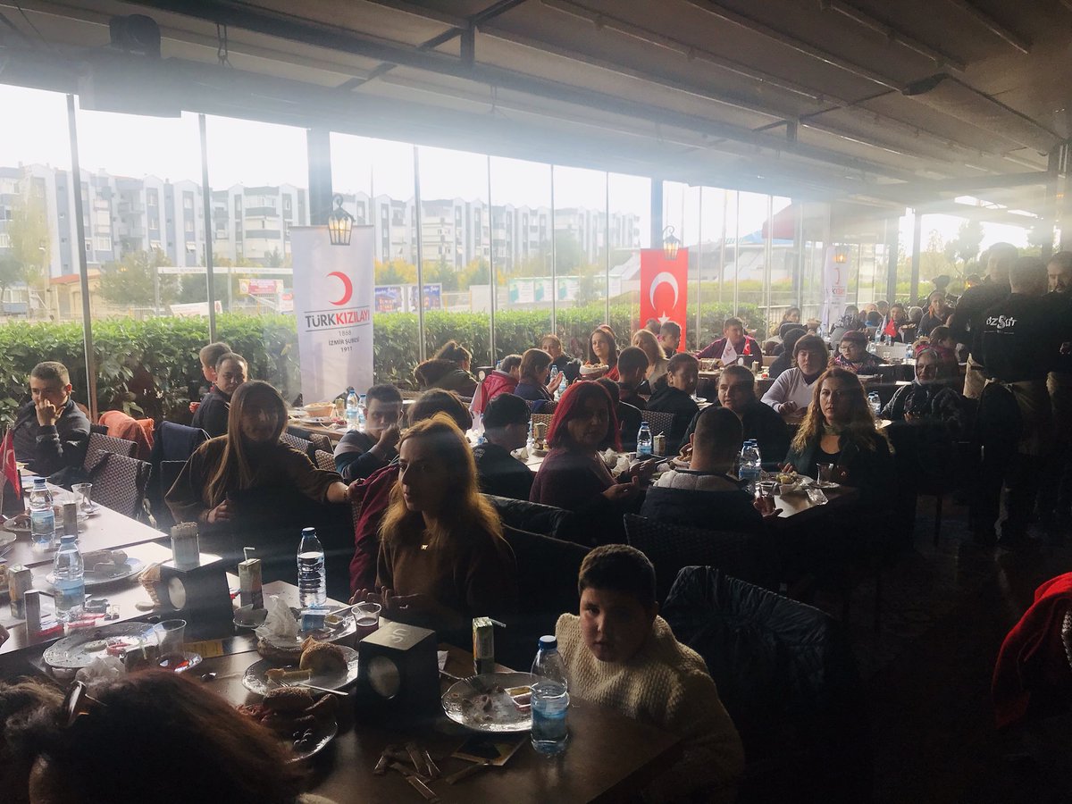izmir_ilmem's tweet photo. 3 Aralık Dünya Engelliler Günü’ne özel “Ben Seni Anlıyorum Sen de Beni Anla” projesi kapsamında düzenlenen  kahvaltı etkinliğine katılan İl Milli Eğitim Müdürümüz Sayın Dr. Ömer YAHŞİ öğrencilerimiz ve velilerimiz ile biraraya geldi. @yahsiomer   https://t.co/DnbOBRqI9c