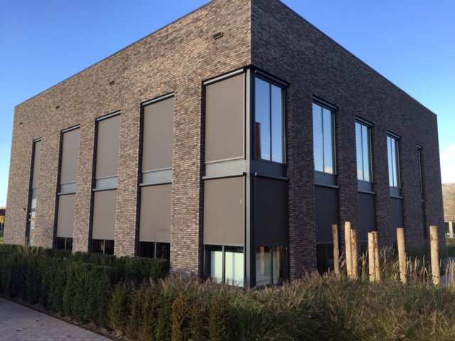 SunmasterNL's tweet image. Deze mooie ZipScreens zijn extra windvast 💨💨 en zorgen voor optimale lichtwering ☀, geplaatst door onze dealer Solyscreen. Topwerk mannen! #screens #zonwering #windvast