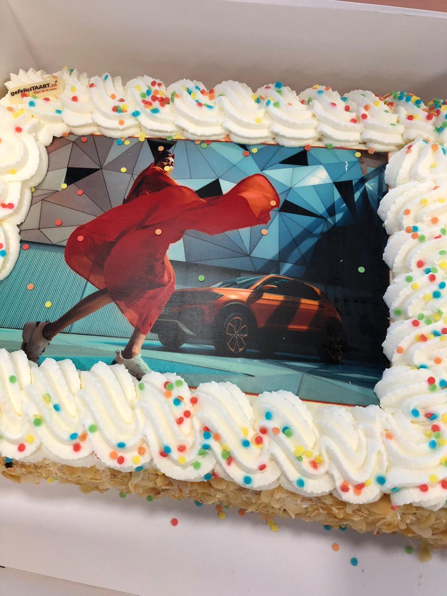 STOP! Waar je mee bezig bent. De Volkswagen T-Cross is nú te bestellen bij De Waal Autogroep. En om dat te vieren kregen wij van <a href="/VolkswagenNL/">Volkswagen Nederland</a> een taart! Klik hier om de T-Cross te bekijken/ bestellen. dewaalautogroep.nl/volkswagen/mod…