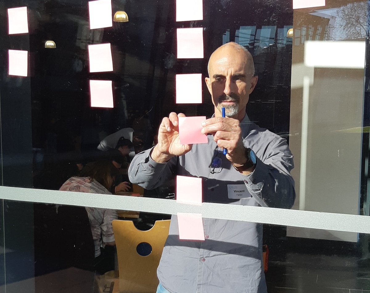 JuniorMines_Pro's tweet photo. 👉 Une ambiance sérieuse sur le @CampusCharpak, @julienrubiano stimule l'@espritagile des participants à travers un atelier basé sur la communication en équipe 📣 https://t.co/RuvRR5hLKY