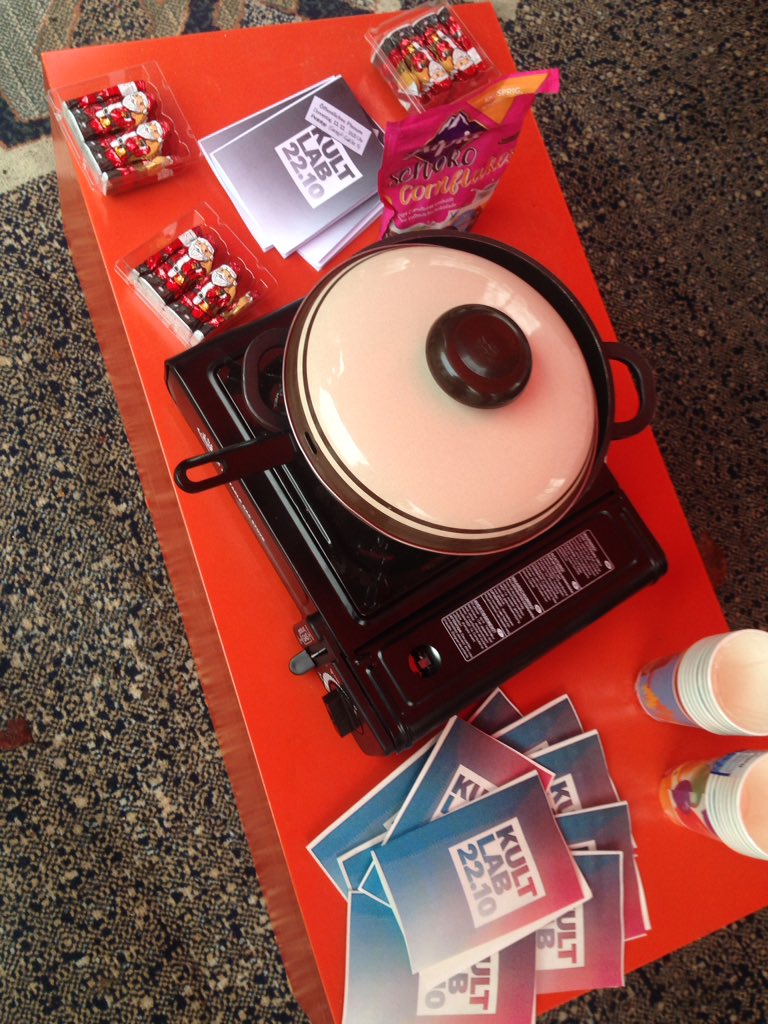 Wir sind jetzt mit unserer ersten mobilen #Mahnwache vor der großen Bib der JLU #Gießen präsent! Kommt vorbei und sagt Hallo! :) #KultLAB