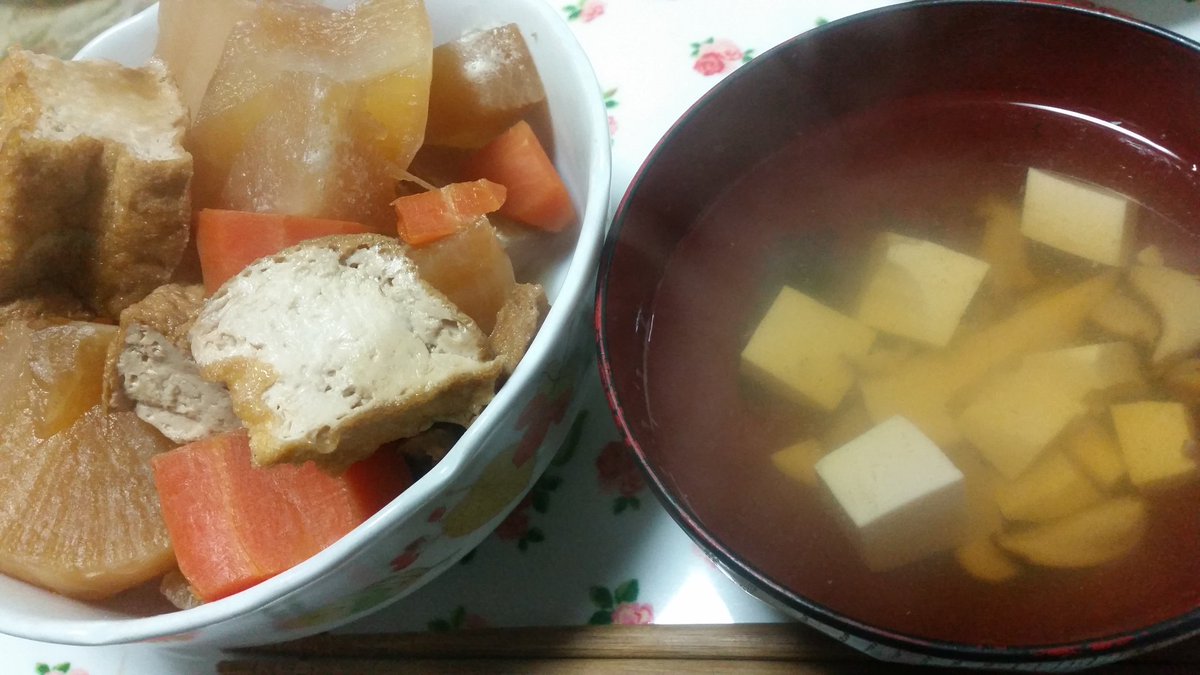 yuki2525star's tweet photo. 松茸のお吸い物と適当に煮たものw
たまには宅飲みやな(^^)
#hs
#wpyp https://t.co/M70u9qBId7