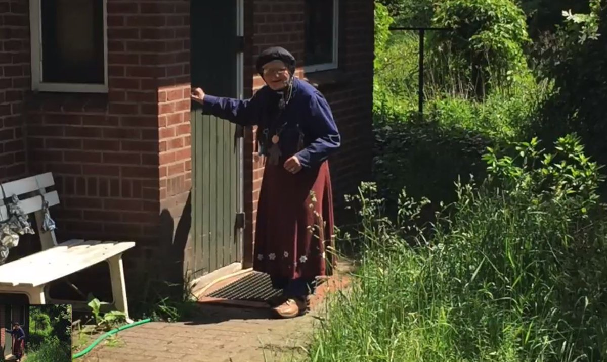 Op 12 oktober 2018 is een bijzondere vrouw in Braamt overleden: Anneke Visser.
Iedereen in Braamt en omgeving kende haar. Ze leefde in alle eenvoud, zonder luxe en was een tevreden mens. In dit item vertellen haar naasten over het leven van Anneke.